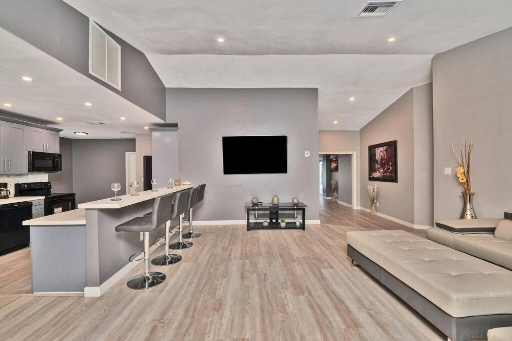 Spacious 4 Bedrooms, 2 Bathroom House With Pool 米拉玛 外观 照片