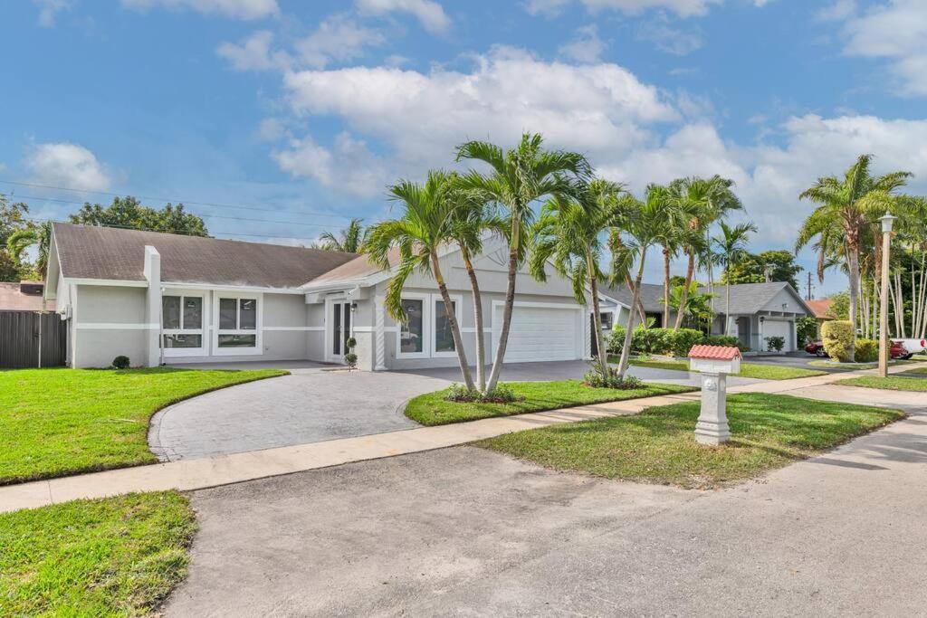 Spacious 4 Bedrooms, 2 Bathroom House With Pool 米拉玛 外观 照片
