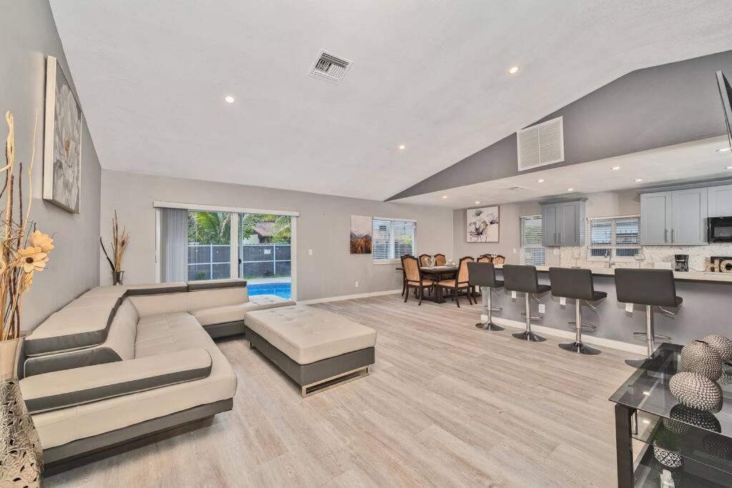 Spacious 4 Bedrooms, 2 Bathroom House With Pool 米拉玛 外观 照片