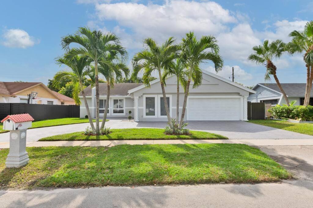 Spacious 4 Bedrooms, 2 Bathroom House With Pool 米拉玛 外观 照片